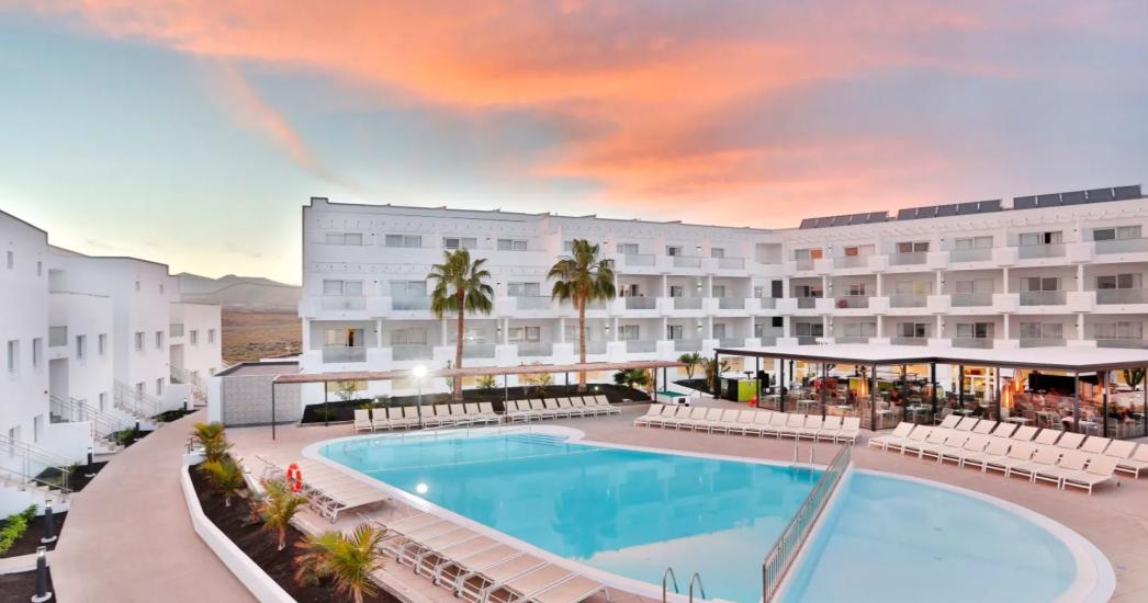 Lanzarote hotel Aequora Suites zwembad